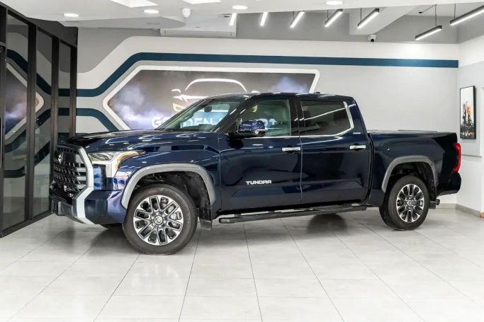 Подержанный Toyota Tundra III, 3.4 л, 2023 в Шардже от Golden Desert Used Car Тёмно-синий цвет.  | AUTO.AE | Объявление #263144