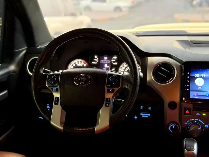 مستعملة Toyota Tundra فيس ليفت الثاني، 5.7 لتر، 2019 في الإمارات، الشارقة من Rebou Alfakhama، اللون بيج. المواصفات الأمريكية | AUTO.AE | إعلان #295727 — صورة 12 من 13