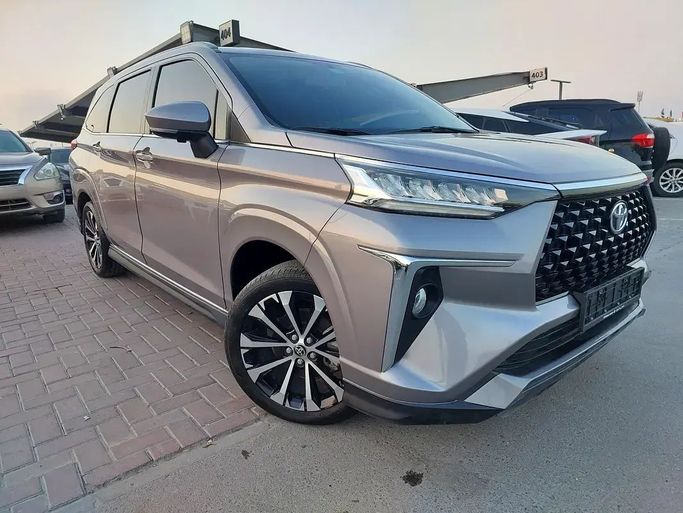 Подержанный Toyota Veloz, 1.5 л, 2024 в Шардже от Al Aqsa Used Cars Серебристый цвет. GCC | AUTO.AE