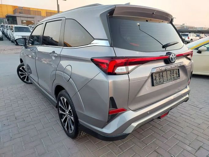 Подержанный Toyota Veloz, 1.5 л, 2024 в Шардже от Al Aqsa Used Cars Серебристый цвет. GCC | AUTO.AE