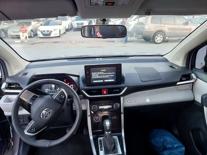 Подержанный Toyota Veloz, 1.5 л, 2024 в Шардже от Al Aqsa Used Cars Серебристый цвет. GCC | AUTO.AE