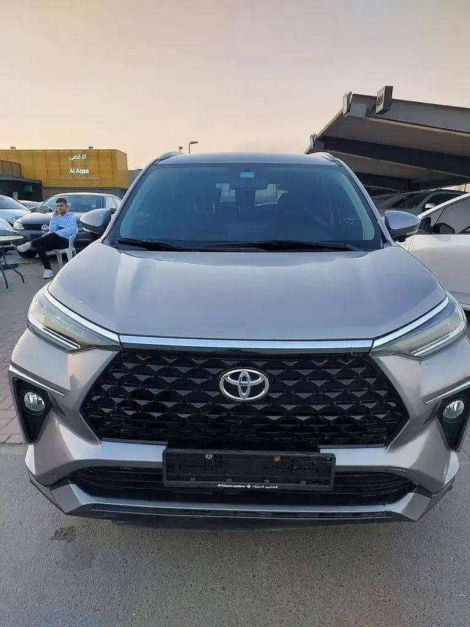 Подержанный Toyota Veloz, 1.5 л, 2024 в Шардже от Al Aqsa Used Cars Серебристый цвет. GCC | AUTO.AE