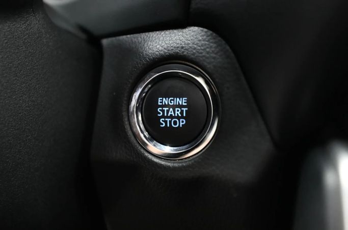 Подержанный Toyota Wildlander, 2.0 л, 2023 в Шардже от Al Qassem Cars Trading Белый цвет. Корейская | AUTO.AE