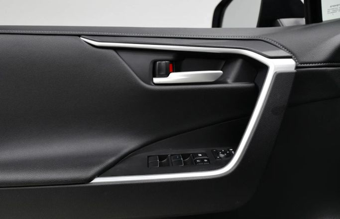 Подержанный Toyota Wildlander, 2.0 л, 2023 в Шардже от Al Qassem Cars Trading Белый цвет. Корейская | AUTO.AE