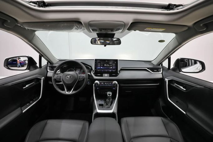 Подержанный Toyota Wildlander, 2.0 л, 2023 в Шардже от Al Qassem Cars Trading Белый цвет. Корейская | AUTO.AE