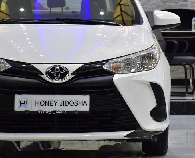 Used Toyota Yaris IV, 1.5 l, 2022 in Sharjah by Honey Gidosha Used Cars Tr., White color.  | AUTO.AE