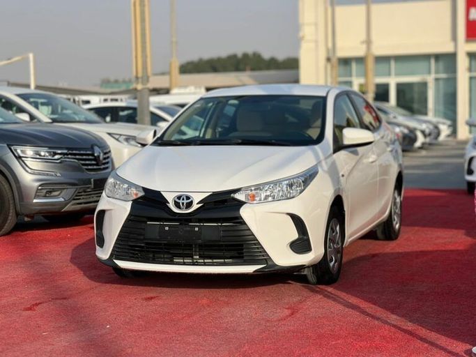 Новый Toyota Yaris XP150 Рестайлинг, 1.5 л, 2022 в Шардже от Al Aram Cars Белый цвет. GCC | AUTO.AE