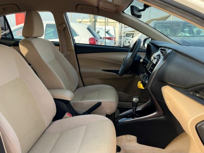 Новый Toyota Yaris XP150 Рестайлинг, 1.5 л, 2022 в Шардже от Al Aram Cars Белый цвет. GCC | AUTO.AE
