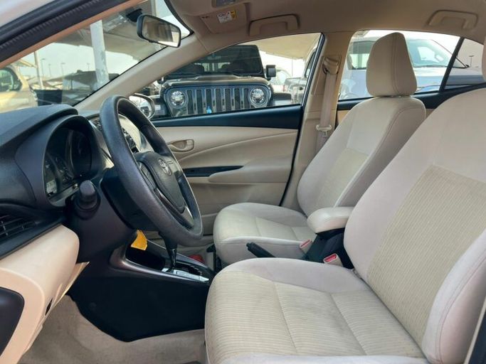 Новый Toyota Yaris XP150 Рестайлинг, 1.5 л, 2022 в Шардже от Al Aram Cars Белый цвет. GCC | AUTO.AE