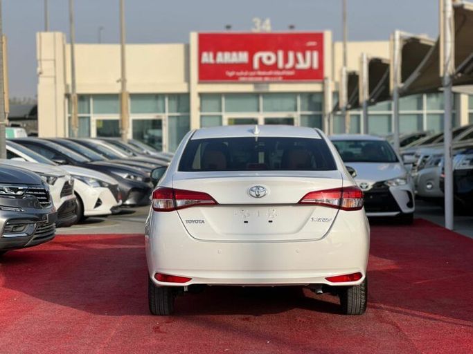 Новый Toyota Yaris XP150 Рестайлинг, 1.5 л, 2022 в Шардже от Al Aram Cars Белый цвет. GCC | AUTO.AE