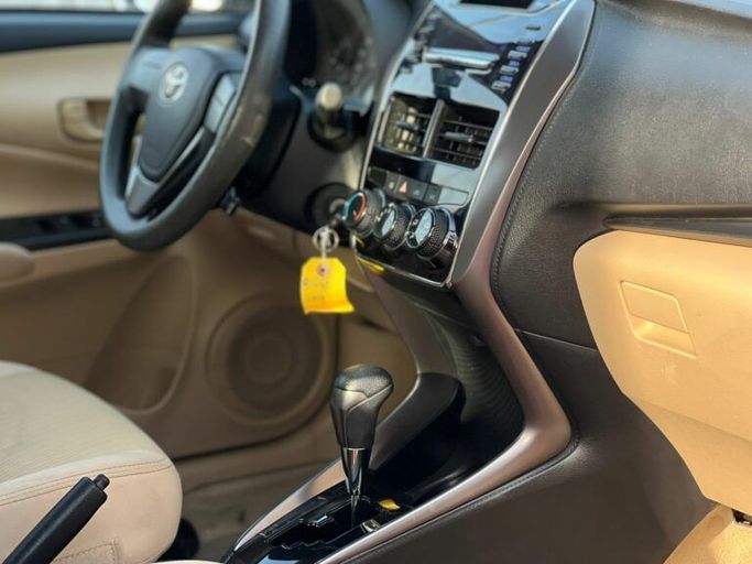 Новый Toyota Yaris XP150 Рестайлинг, 1.5 л, 2022 в Шардже от Al Aram Cars Белый цвет. GCC | AUTO.AE