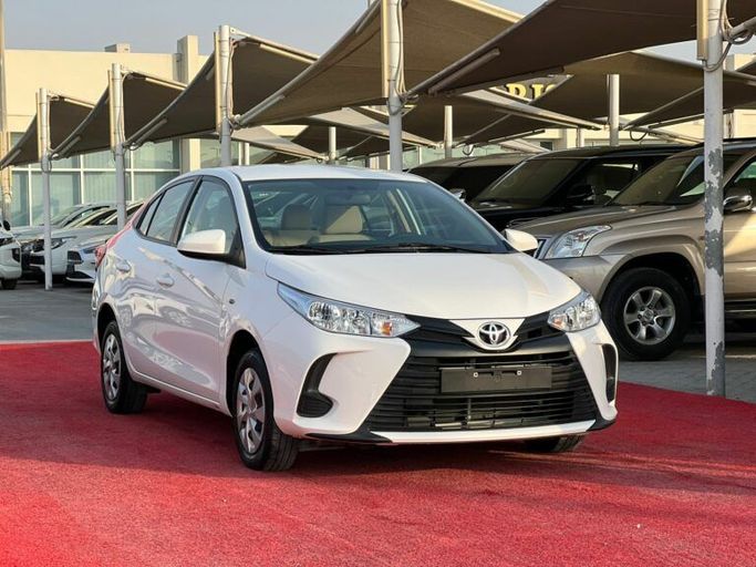 Новый Toyota Yaris XP150 Рестайлинг, 1.5 л, 2022 в Шардже от Al Aram Cars Белый цвет. GCC | AUTO.AE