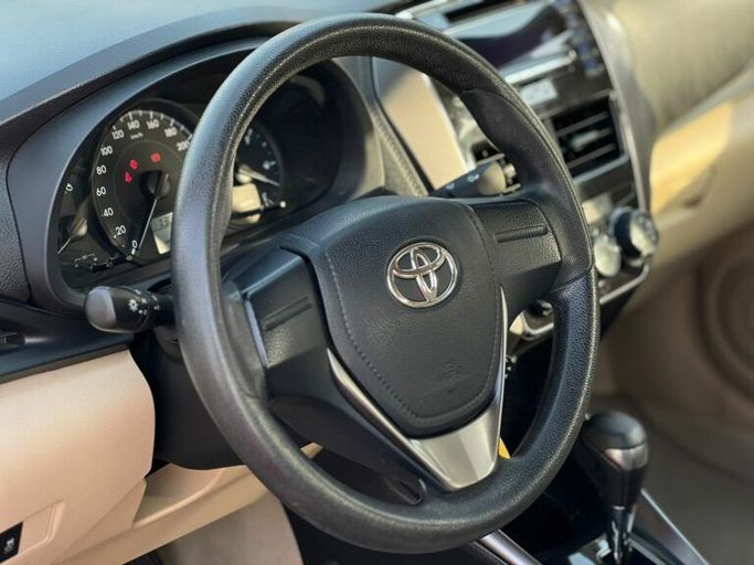 Новый Toyota Yaris XP150 Рестайлинг, 1.5 л, 2022 в Шардже от Al Aram Cars Белый цвет. GCC | AUTO.AE