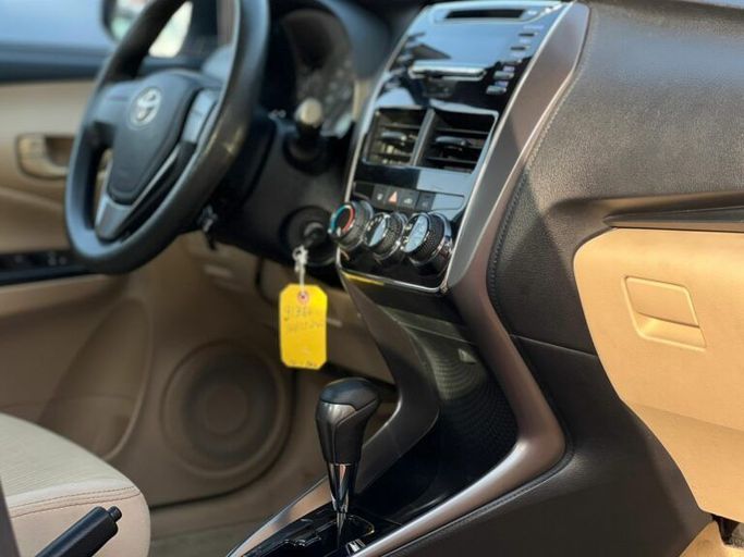 Новый Toyota Yaris XP150 Рестайлинг, 1.5 л, 2022 в Шардже от Al Aram Cars Белый цвет. GCC | AUTO.AE