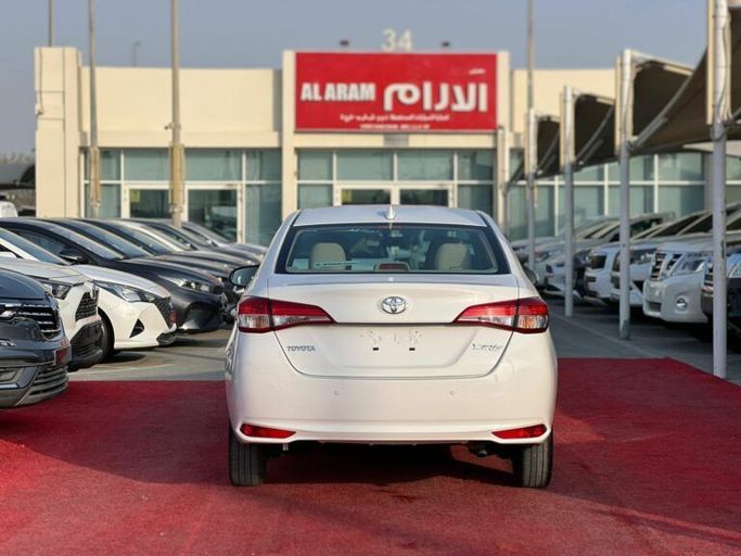 Новый Toyota Yaris XP150 Рестайлинг, 1.5 л, 2022 в Шардже от Al Aram Cars Белый цвет. GCC | AUTO.AE