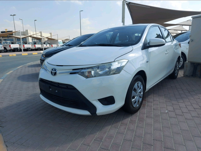 Подержанный Toyota Yaris II Рестайлинг, 1.5 л, 2012 в Шардже от Alhamoor Used Cars Белый цвет. GCC | AUTO.AE
