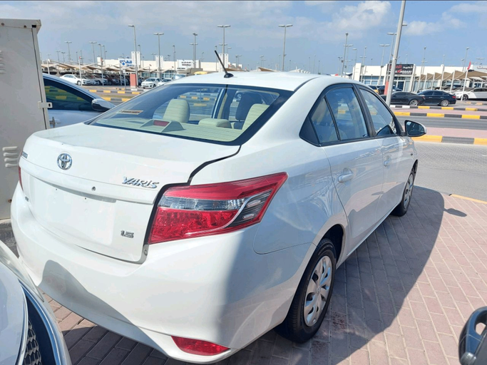 Подержанный Toyota Yaris II Рестайлинг, 1.5 л, 2012 в Шардже от Alhamoor Used Cars Белый цвет. GCC | AUTO.AE