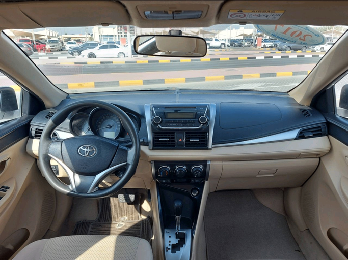 Подержанный Toyota Yaris II Рестайлинг, 1.5 л, 2012 в Шардже от Alhamoor Used Cars Белый цвет. GCC | AUTO.AE