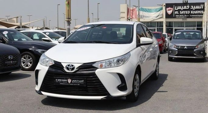 Подержанный Toyota Yaris XP150 Рестайлинг, 1.5 л, 2022 в Шардже от Al Sayed Khamis Used Cars Белый цвет. GCC | AUTO.AE