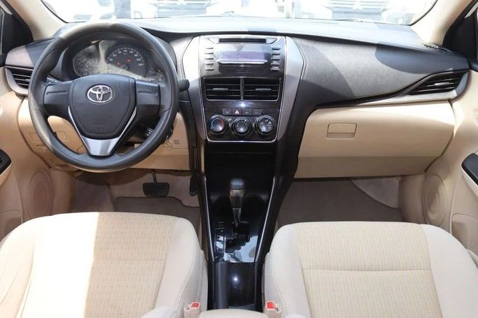 Подержанный Toyota Yaris XP150 Рестайлинг, 1.5 л, 2022 в Шардже от Al Sayed Khamis Used Cars Белый цвет. GCC | AUTO.AE
