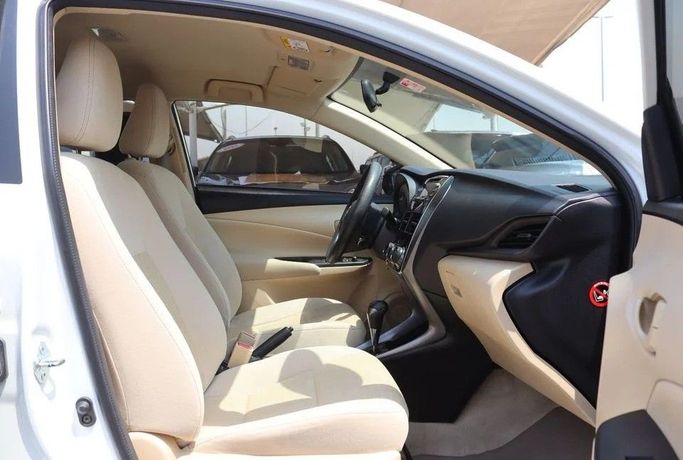Подержанный Toyota Yaris XP150 Рестайлинг, 1.5 л, 2022 в Шардже от Al Sayed Khamis Used Cars Белый цвет. GCC | AUTO.AE