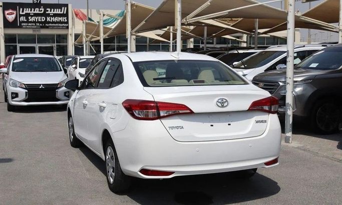Подержанный Toyota Yaris XP150 Рестайлинг, 1.5 л, 2022 в Шардже от Al Sayed Khamis Used Cars Белый цвет. GCC | AUTO.AE