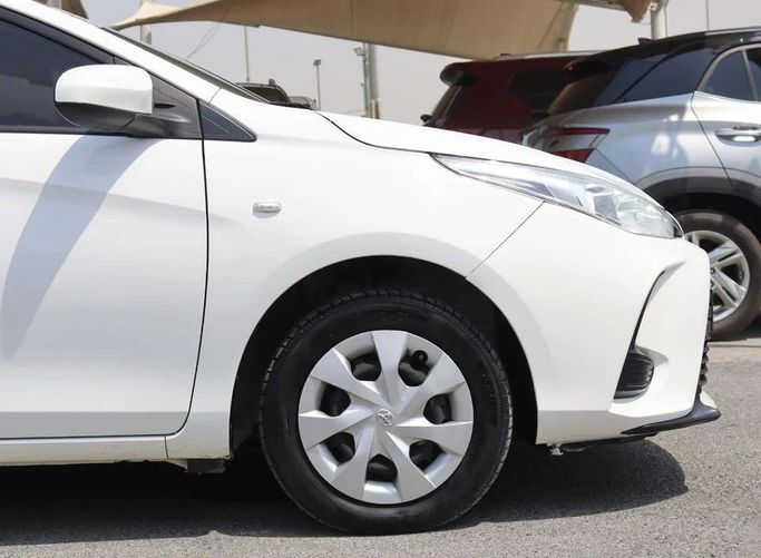 Подержанный Toyota Yaris XP150 Рестайлинг, 1.5 л, 2022 в Шардже от Al Sayed Khamis Used Cars Белый цвет. GCC | AUTO.AE