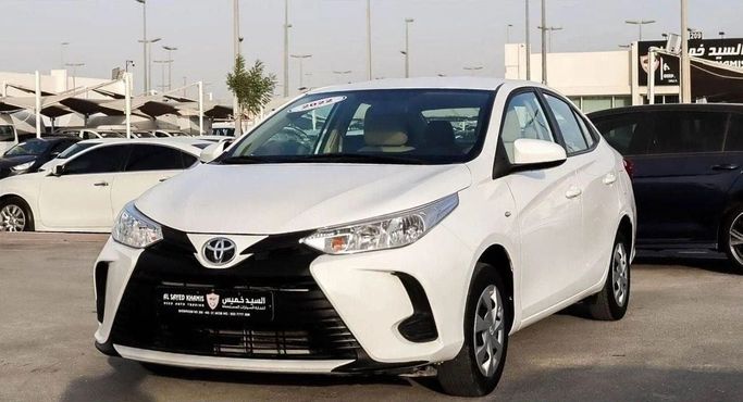 Подержанный Toyota Yaris XP150 Рестайлинг, 1.5 л, 2022 в Шардже от Al Sayed Khamis Used Auto Trading Белый цвет. GCC | AUTO.AE