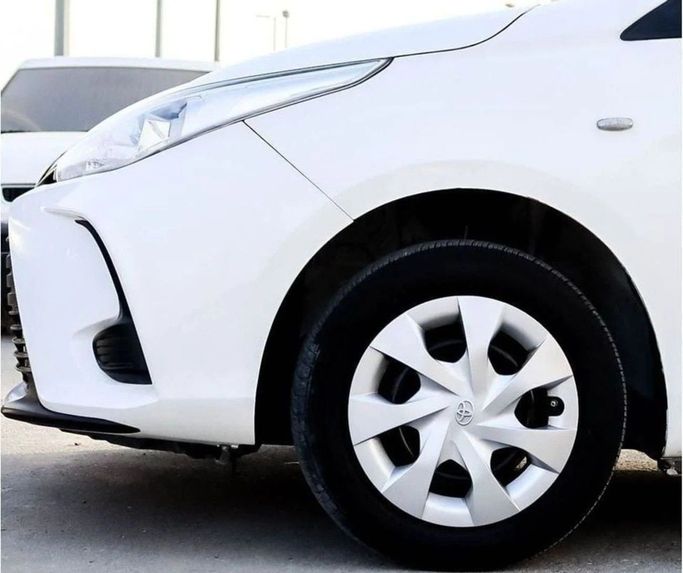 Подержанный Toyota Yaris XP150 Рестайлинг, 1.5 л, 2022 в Шардже от Al Sayed Khamis Used Auto Trading Белый цвет. GCC | AUTO.AE