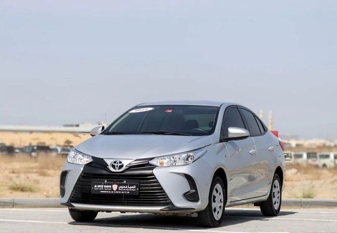 Подержанный Toyota Yaris IV, 1.5 л, 2022 в Шардже от Al Sayed Khamis Used Auto Trading Серебристый цвет. GCC | AUTO.AE