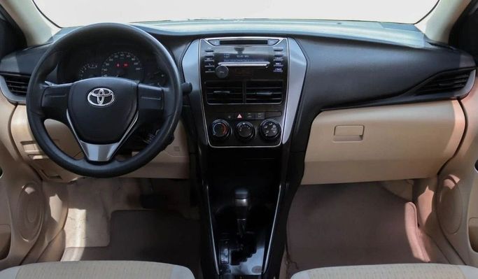 Подержанный Toyota Yaris IV, 1.5 л, 2022 в Шардже от Al Sayed Khamis Used Auto Trading Серебристый цвет. GCC | AUTO.AE