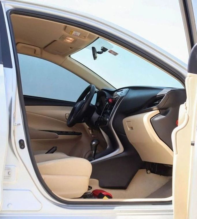 Подержанный Toyota Yaris IV, 1.5 л, 2022 в Шардже от Al Sayed Khamis Used Auto Trading Серебристый цвет. GCC | AUTO.AE