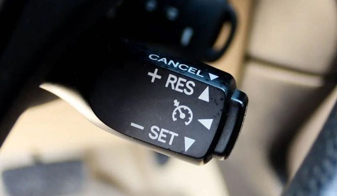 Подержанный Toyota Yaris IV, 1.5 л, 2022 в Шардже от Al Sayed Khamis Used Auto Trading Серебристый цвет. GCC | AUTO.AE