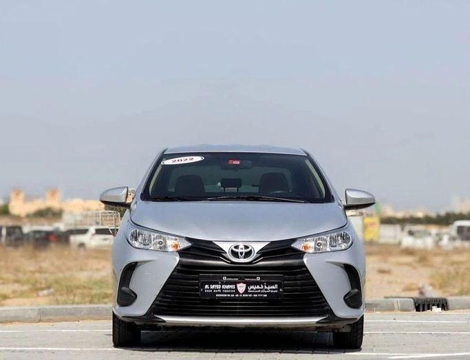 Подержанный Toyota Yaris IV, 1.5 л, 2022 в Шардже от Al Sayed Khamis Used Auto Trading Серебристый цвет. GCC | AUTO.AE