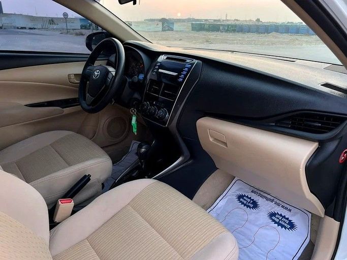 Подержанный Toyota Yaris XP150 Рестайлинг, 1.5 л, 2021 в Шардже от Al Rukin Al Saudi Белый цвет. GCC | AUTO.AE