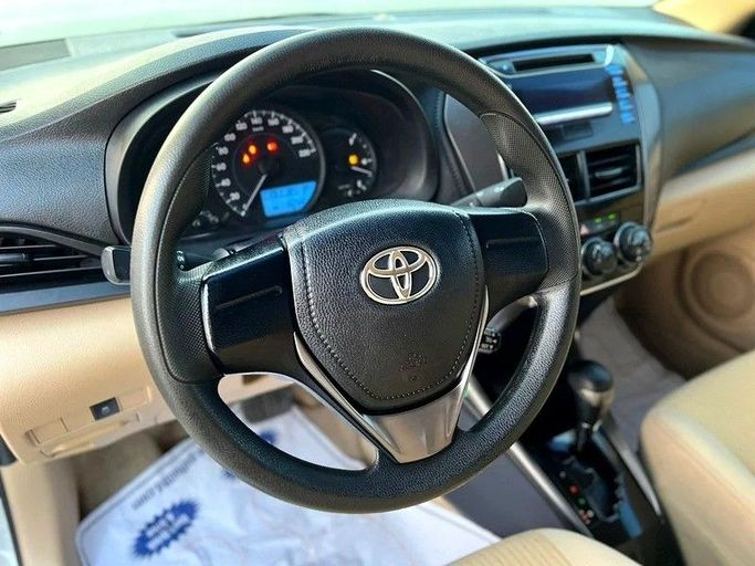 Подержанный Toyota Yaris XP150 Рестайлинг, 1.5 л, 2021 в Шардже от Al Rukin Al Saudi Белый цвет. GCC | AUTO.AE