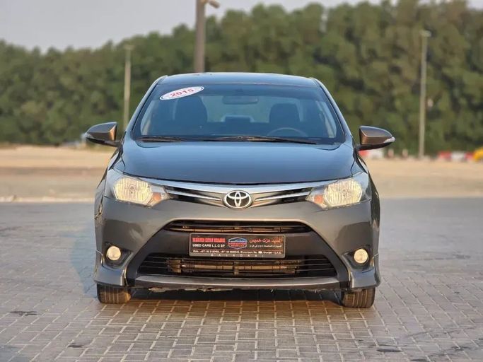 Подержанный Toyota Yaris XP150, 1.5 л, 2015 в Шардже от Al Sayed Ezzat Khamis Серый цвет. GCC | AUTO.AE