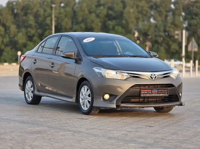 Подержанный Toyota Yaris XP150, 1.5 л, 2015 в Шардже от Al Sayed Ezzat Khamis Серый цвет. GCC | AUTO.AE