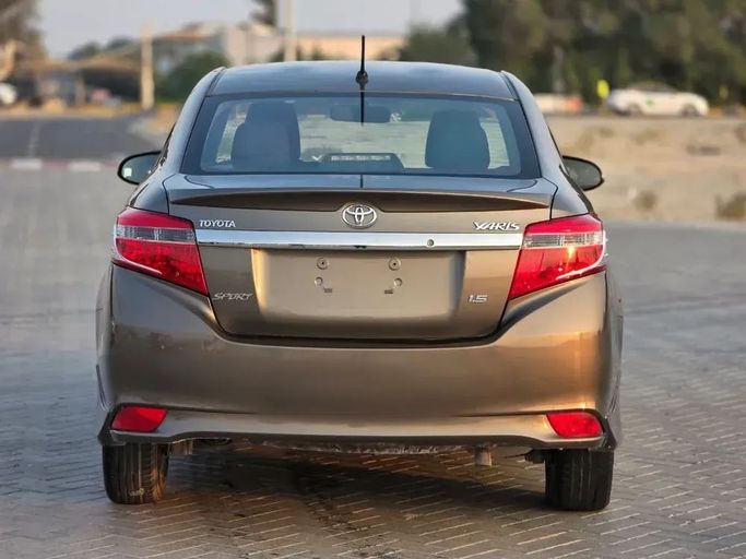 Подержанный Toyota Yaris XP150, 1.5 л, 2015 в Шардже от Al Sayed Ezzat Khamis Серый цвет. GCC | AUTO.AE