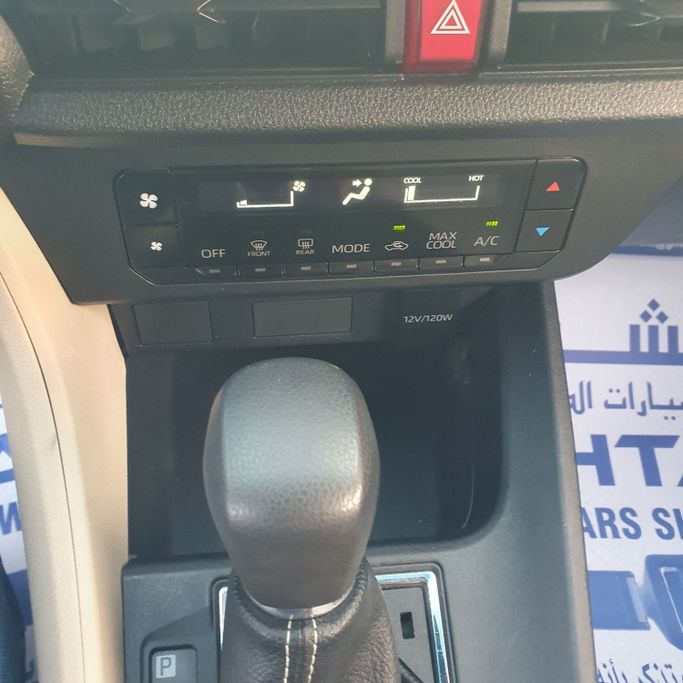 Подержанный Toyota Yaris XP150 Рестайлинг, 1.5 л, 2024 в Шардже от Ishtar Used Cars Белый цвет. GCC | AUTO.AE