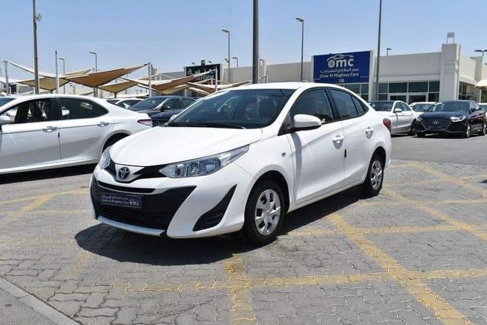 Подержанный Toyota Yaris III Рестайлинг 2, 1.5 л, 2020 в Шардже от OMC Used Cars Белый цвет. GCC | AUTO.AE