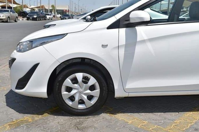 Подержанный Toyota Yaris III Рестайлинг 2, 1.5 л, 2020 в Шардже от OMC Used Cars Белый цвет. GCC | AUTO.AE