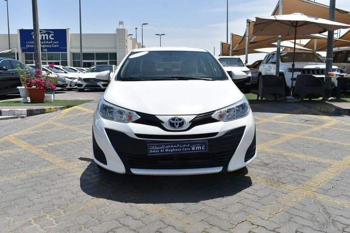 Подержанный Toyota Yaris III Рестайлинг 2, 1.5 л, 2019 в Шардже от OMC Used Cars Белый цвет. GCC | AUTO.AE