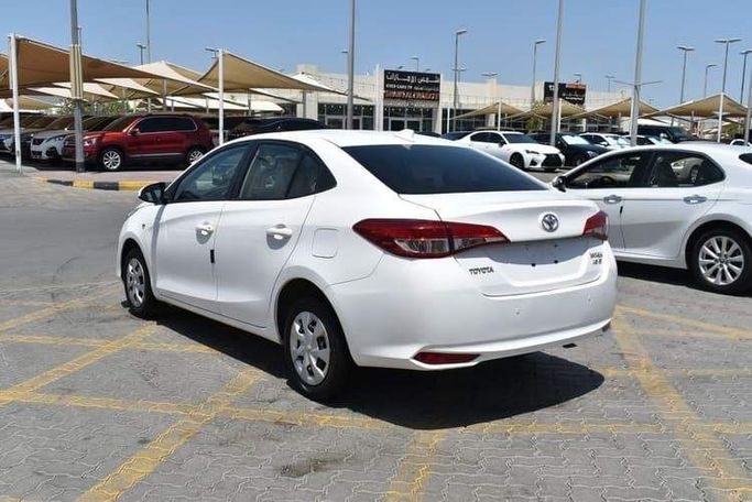 Подержанный Toyota Yaris III Рестайлинг 2, 1.5 л, 2019 в Шардже от OMC Used Cars Белый цвет. GCC | AUTO.AE
