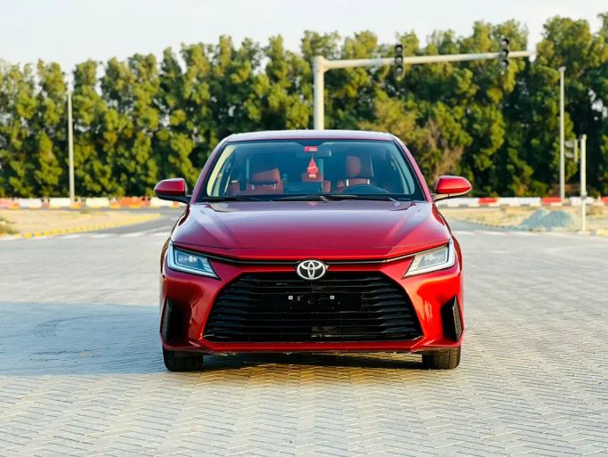 مستعملة Toyota Yaris رابعاً, 1.5 l, 2023 في في الشارقة من Sama Al Sham Cars، اللون أحمر. مواصفات الخليج | AUTO.AE