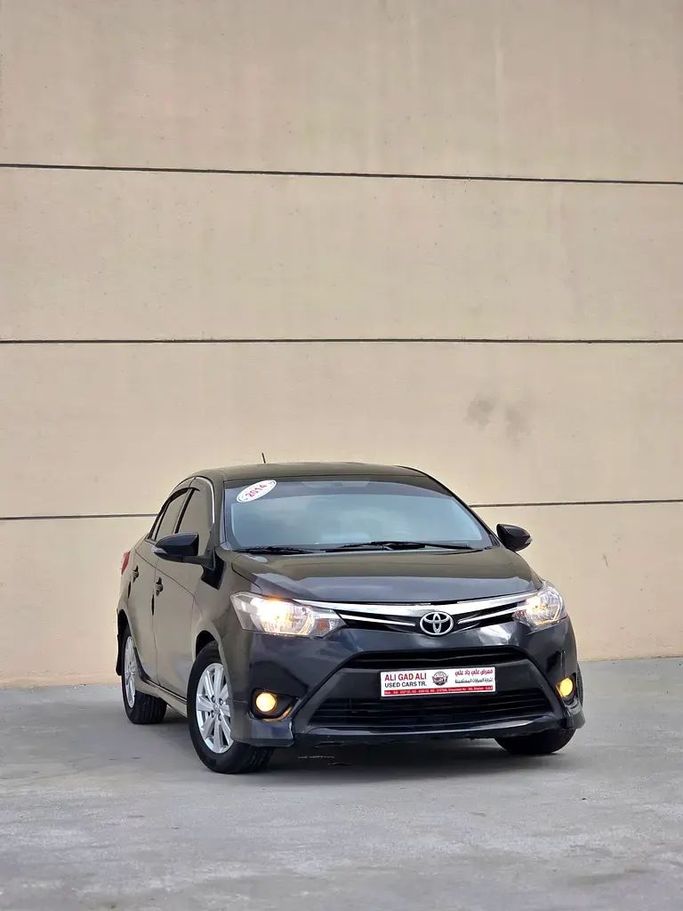 Подержанный Toyota Yaris XP150, 1.5 л, 2014 в Шардже от Ali Gad Ali Used Cars Черный цвет. GCC | AUTO.AE