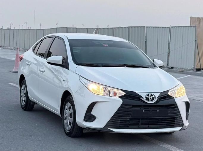 Подержанный Toyota Yaris XP150 Рестайлинг, 1.5 л, 2022 в Шардже от Laqtah Used Cars Белый цвет. GCC | AUTO.AE | Объявление #272745