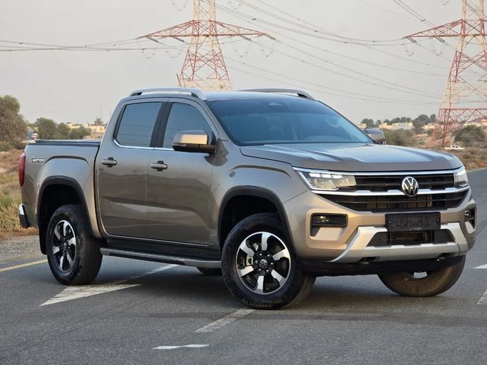 Подержанный Volkswagen Amarok II, 2.0 л, 2023 в Шардже от Al Jana Used Cars Золотистый цвет. GCC | AUTO.AE