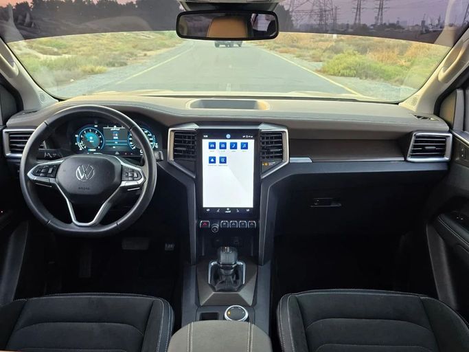 Подержанный Volkswagen Amarok II, 2.0 л, 2023 в Шардже от Al Jana Used Cars Золотистый цвет. GCC | AUTO.AE