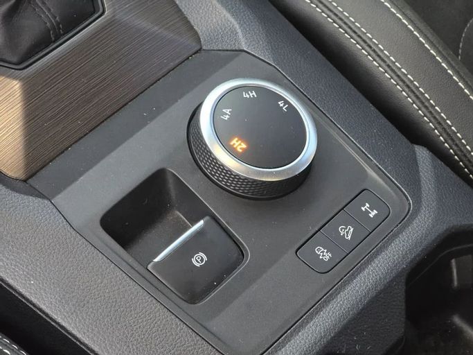 Подержанный Volkswagen Amarok II, 2.0 л, 2023 в Шардже от Al Jana Used Cars Золотистый цвет. GCC | AUTO.AE